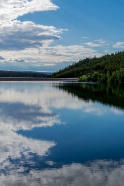 Tambach-Dietharz yakınlarındaki Thüringen Ormanı 'ndaki dar su barajında yürüyüş - Almanya