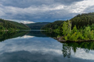 Tambach-Dietharz yakınlarındaki Thüringen Ormanı 'ndaki dar su barajında yürüyüş - Almanya