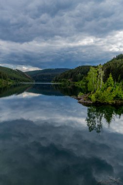 Tambach-Dietharz yakınlarındaki Thüringen Ormanı 'ndaki dar su barajında yürüyüş - Almanya