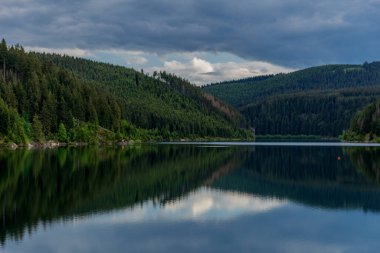 Tambach-Dietharz yakınlarındaki Thüringen Ormanı 'ndaki dar su barajında yürüyüş - Almanya