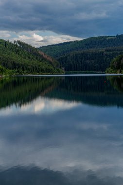 Tambach-Dietharz yakınlarındaki Thüringen Ormanı 'ndaki dar su barajında yürüyüş - Almanya