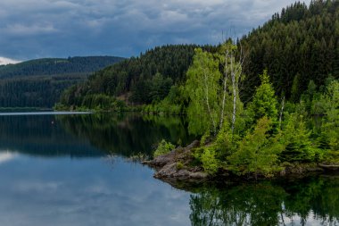 Tambach-Dietharz yakınlarındaki Thüringen Ormanı 'ndaki dar su barajında yürüyüş - Almanya