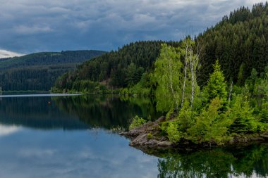 Tambach-Dietharz yakınlarındaki Thüringen Ormanı 'ndaki dar su barajında yürüyüş - Almanya