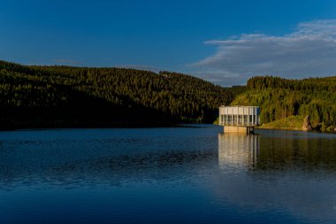 Tambach-Dietharz yakınlarındaki Thüringen Ormanı 'ndaki dar su barajında yürüyüş - Almanya