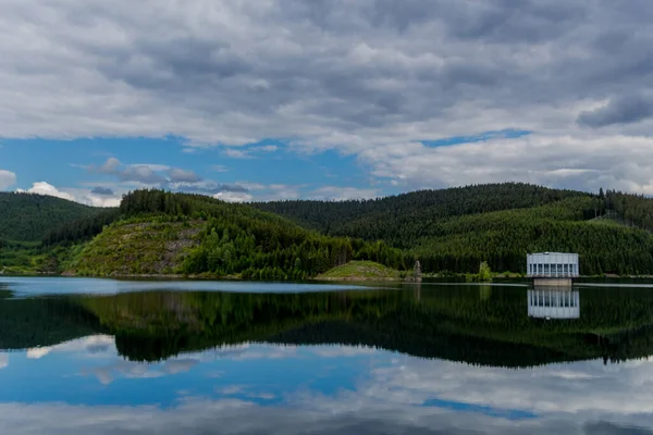 Caminhe Torno Uma Barragem Água Estreita Floresta Turíngia Perto Tambach — Fotografia de Stock