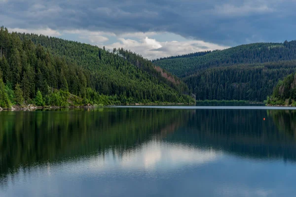 Caminhe Torno Uma Barragem Água Estreita Floresta Turíngia Perto Tambach — Fotografia de Stock