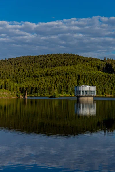 Caminhe Torno Uma Barragem Água Estreita Floresta Turíngia Perto Tambach — Fotografia de Stock