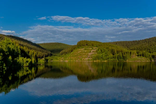 Tambach-Dietharz yakınlarındaki Thüringen Ormanı 'ndaki dar su barajında yürüyüş - Almanya
