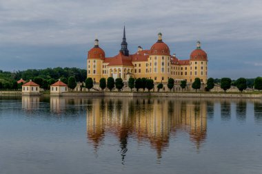 Moritzburg 'daki güzel barok şatosunda dolaşın - Saksonya / Almanya