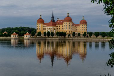 Moritzburg 'daki güzel barok şatosunda dolaşın - Saksonya / Almanya