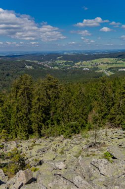 Güneşli bir yaz günü Fichtelgebirge - Bischofsgruen / Almanya