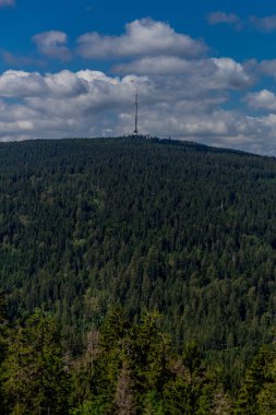 Güneşli bir yaz günü Fichtelgebirge - Bischofsgruen / Almanya