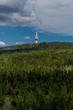 Güneşli bir yaz günü Fichtelgebirge - Bischofsgruen / Almanya