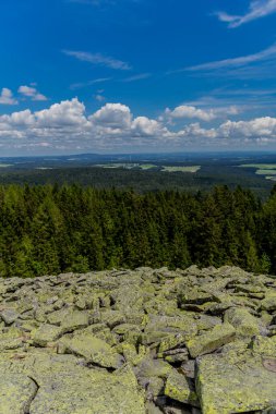 Güneşli bir yaz günü Fichtelgebirge - Bischofsgruen / Almanya