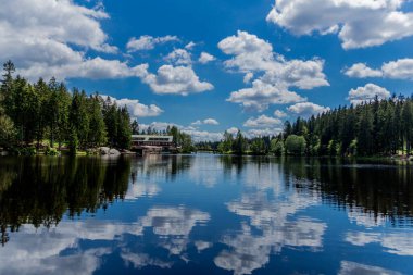 Güneşli bir yaz günü Fichtelgebirge - Bischofsgruen / Almanya