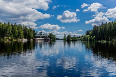 Güneşli bir yaz günü Fichtelgebirge - Bischofsgruen / Almanya