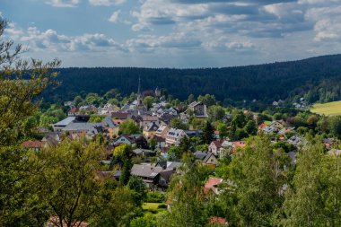 Güneşli bir yaz günü Fichtelgebirge - Bischofsgruen / Almanya