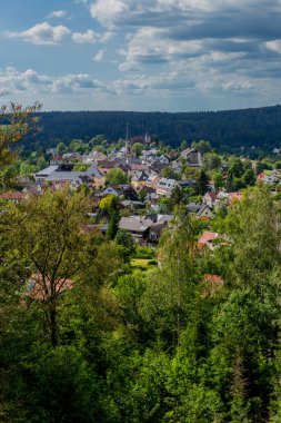 Güneşli bir yaz günü Fichtelgebirge - Bischofsgruen / Almanya