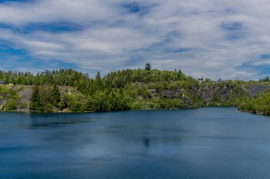 Lehesten-Thüringen / Almanya 'daki Thüringen parkında yaz yürüyüşü