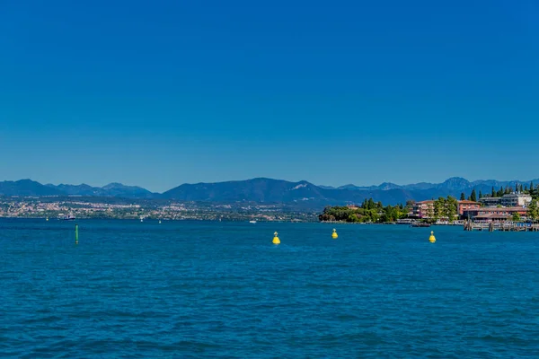Διακοπές Και Ιταλική Καλοκαιρινή Αίσθηση Κατά Μήκος Της Λίμνης Garda — Φωτογραφία Αρχείου