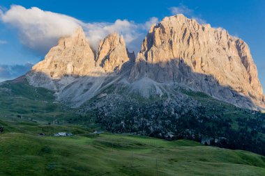 Güney Tyrol Alpleri 'nde yaz tatili ve yürüyüş hissi - Güney Tyrol / İtalya