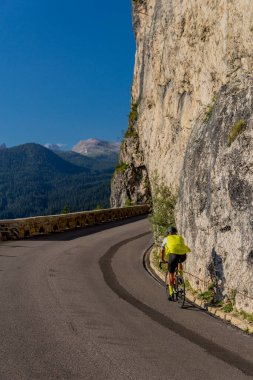 Güney Tyrol Alpleri 'nde yaz tatili ve yürüyüş hissi - Güney Tyrol / İtalya