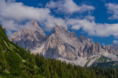 Güney Tyrol Alpleri 'nde yaz tatili ve yürüyüş hissi - Güney Tyrol / İtalya