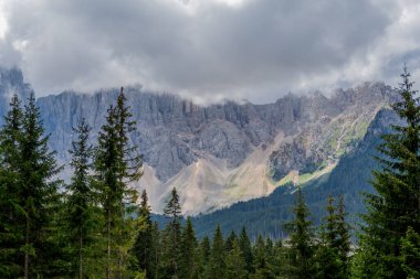 Güney Tyrol / İtalya 'daki güzel Güney Tirol dağları boyunca keşif turu