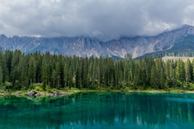 Güney Tyrol / İtalya 'daki güzel Güney Tirol dağları boyunca keşif turu