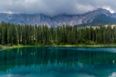 Güney Tyrol / İtalya 'daki güzel Güney Tirol dağları boyunca keşif turu