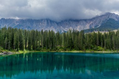 Güney Tyrol / İtalya 'daki güzel Güney Tirol dağları boyunca keşif turu