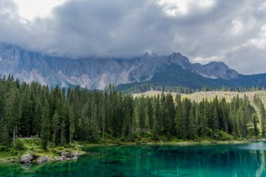 Güney Tyrol / İtalya 'daki güzel Güney Tirol dağları boyunca keşif turu
