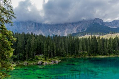 Güney Tyrol / İtalya 'daki güzel Güney Tirol dağları boyunca keşif turu