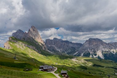 Güney Tyrol / İtalya 'daki güzel Güney Tirol dağları boyunca keşif turu