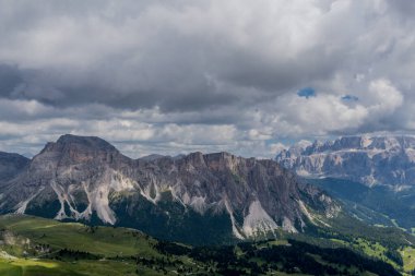 Güney Tyrol / İtalya 'daki güzel Güney Tirol dağları boyunca keşif turu