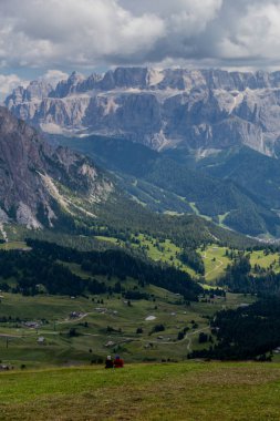 Güney Tyrol / İtalya 'daki güzel Güney Tirol dağları boyunca keşif turu