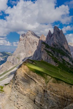 Güney Tyrol / İtalya 'daki güzel Güney Tirol dağları boyunca keşif turu