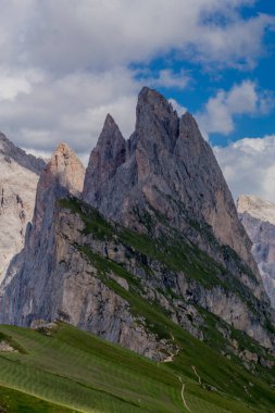 Güney Tyrol / İtalya 'daki güzel Güney Tirol dağları boyunca keşif turu