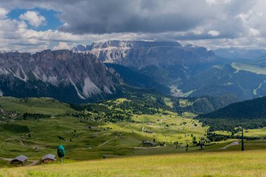 Güney Tyrol / İtalya 'daki güzel Güney Tirol dağları boyunca keşif turu
