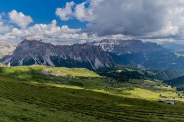 Güney Tyrol / İtalya 'daki güzel Güney Tirol dağları boyunca keşif turu