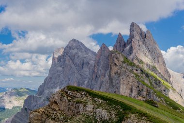 Güney Tyrol / İtalya 'daki güzel Güney Tirol dağları boyunca keşif turu