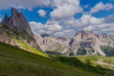 Güney Tyrol / İtalya 'daki güzel Güney Tirol dağları boyunca keşif turu