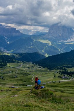 Güney Tyrol / İtalya 'daki güzel Güney Tirol dağları boyunca keşif turu