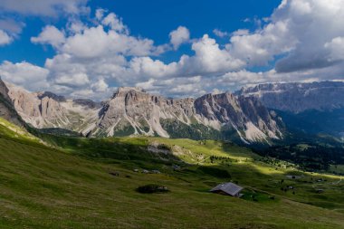Güney Tyrol / İtalya 'daki güzel Güney Tirol dağları boyunca keşif turu