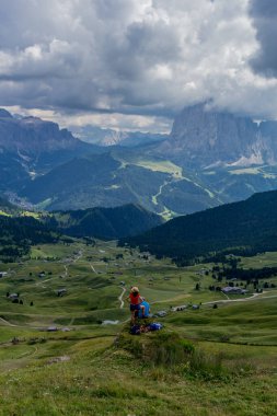Güney Tyrol / İtalya 'daki güzel Güney Tirol dağları boyunca keşif turu