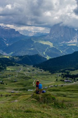 Güney Tyrol / İtalya 'daki güzel Güney Tirol dağları boyunca keşif turu