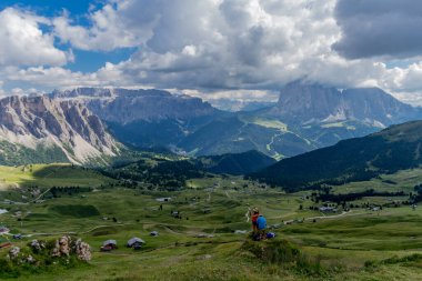 Güney Tyrol / İtalya 'daki güzel Güney Tirol dağları boyunca keşif turu