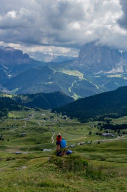 Güney Tyrol / İtalya 'daki güzel Güney Tirol dağları boyunca keşif turu