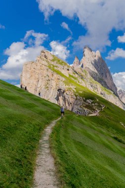 Güney Tyrol / İtalya 'daki güzel Güney Tirol dağları boyunca keşif turu