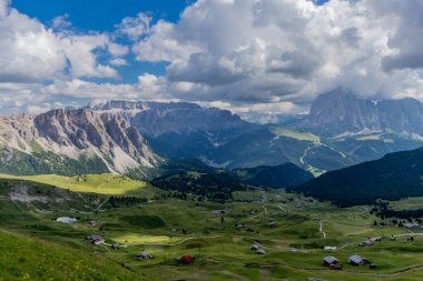 Güney Tyrol / İtalya 'daki güzel Güney Tirol dağları boyunca keşif turu